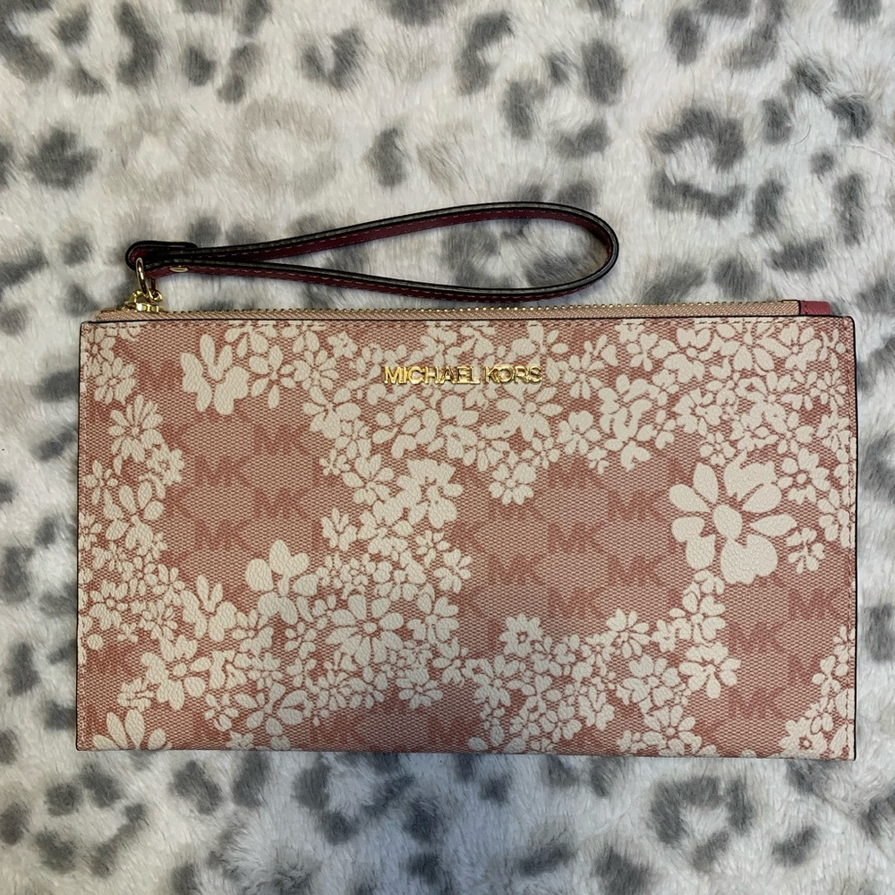 STUNNING Michael kors wristlet in pink!♥️